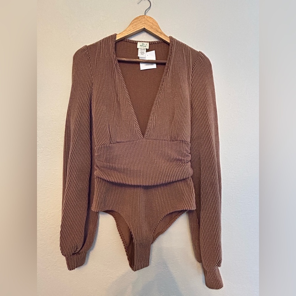 Super cute body suit, greatt details. Unique. Brand new.